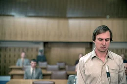 Franz Walter (Lars Eidinger) muss sich vor Gericht f&uuml;r seinen Verrat am System verantworten.