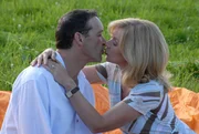 Ob der Kuss von Antonia ein JA zu Thomas' Heiratsantrag bedeutet? v.l.: Michael Roll, Marion Kracht Honorarfrei - nur f&uuml;r diese Sendung bei Nennung ZDF und Magdalena Mate