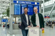 Sven Kroll mit dem ehemaligen "Der geschenkte Tag"-Kandidaten Christopher G&ouml;ke am Flughafen in D&uuml;sseldorf.
