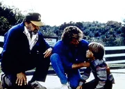 Mark (Victor French, l.) und Jonathan (Michael Landon, M.) bewundern, wie sehr sich Alex (Danny Pintauro, r.) für seinen Hund eingesetzt hat. Mark (Victor French, l.) und Jonathan (Michael Landon, M.) bewundern, wie sehr sich Alex (Danny Pintauro, r.) für seinen Hund eingesetzt hat.