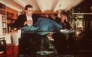 Durch Zufall beobachtet der Voyeur Albin Mahler den Mord an einer Frau. Mahler kann das Geschehen fotografieren und versucht nun den Mörder zu erpressen. Doch schon kurz darauf geschieht ein weiterer Mord. Während Kommissar Brandtner und Rex fieberhaft nach dem Täter suchen, gerät Albin Mahler zunehmend in Lebensgefahr. Im Bild (v.li.): Gedeon Burkhard (Alexander Brandtner), Heinz Weixelbraun (Christian Böck). Durch Zufall beobachtet der Voyeur Albin Mahler den Mord an einer Frau. Mahler kann das Geschehen fotografieren und versucht nun den Mörder zu erpressen. Doch schon kurz darauf geschieht ein weiterer Mord. Während Kommissar Brandtner und Rex fieberhaft nach dem Täter suchen, gerät Albin Mahler zunehmend in Lebensgefahr. Im Bild (v.li.): Gedeon Burkhard (Alexander Brandtner), Heinz Weixelbraun (Christian Böck).