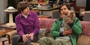 Als Sheldon erfährt, dass seine Lieblingsserie abgesetzt wurde, gerät er in eine Krise: Das Finale der letzten Staffel hatte einen Cliffhanger, und der Nerd muss nun unbedingt wissen, wie es weitergegangen wäre. Amy nimmt Sheldons penetrante Nachforschungen zum Anlass, seinen Zwang, Dinge zu beenden, zu kurieren. Zwischen Raj und Lucy läuft es ganz gut, bis Raj im Internet auf ihren Blog stösst und darin einige Dinge über sich liest, die ihn sehr verunsichern... Als Sheldon erfährt, dass seine Lieblingsserie abgesetzt wurde, gerät er in eine Krise: Das Finale der letzten Staffel hatte einen Cliffhanger, und der Nerd muss nun unbedingt wissen, wie es weitergegangen wäre. Amy nimmt Sheldons penetrante Nachforschungen zum Anlass, seinen Zwang, Dinge zu beenden, zu kurieren. Zwischen Raj und Lucy läuft es ganz gut, bis Raj im Internet auf ihren Blog stösst und darin einige Dinge über sich liest, die ihn sehr verunsichern...