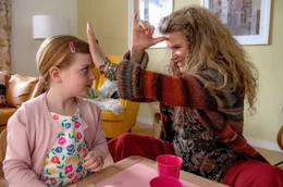 Die Leih-Oma Philippa (Barbara Sukowa, l.i) hat Spa&szlig; mit Leonie (Julia/Luise Gleich).