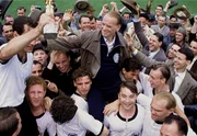 Auf der Woge des Triumphes: Sepp Herberger (Peter Franke, M.) und seine Elf haben das "Wunder von Bern" vollbracht!