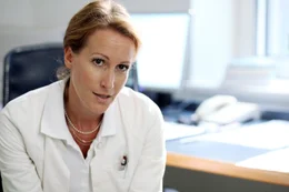 Nicole Beutler (Dr. Gruber).