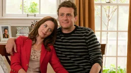 Junges Paar h&auml;lt  H&auml;ndchen: Emily Blunt als Violet, Jason Segel als Tom