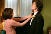 Frankie (Patricia Heaton, l.); Axl (Charlie McDermott, r.)