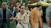 Das Charity-Event im eigenen Garten verwandelt sich zwischen Bef&uuml;rwortern und Gegnern des Pools in ein erbittertes Tauziehen um die Deutungshoheit &uuml;ber das Wasser (Sophie Arbeiter &ndash; links, Hendrik Heutmann &ndash; Mitte, Claudio Caiolo &ndash; rechts).