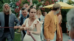 Das Charity-Event im eigenen Garten verwandelt sich zwischen Bef&uuml;rwortern und Gegnern des Pools in ein erbittertes Tauziehen um die Deutungshoheit &uuml;ber das Wasser (Sophie Arbeiter &ndash; links, Hendrik Heutmann &ndash; Mitte, Claudio Caiolo &ndash; rechts).