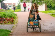 Philippa (Barbara Sukowa, hinter) und "Leih-Enkelin" Leonie (Julia/Luise Gleich) im Park