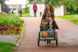 Philippa (Barbara Sukowa, hinter) und "Leih-Enkelin" Leonie (Julia/Luise Gleich) im Park