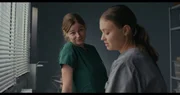 Irina (Katja Hutko, r.) vermisst Greta, seit diese sich krankgemeldet hat. Nicht nur bei der Arbeit fehlt sie, auch das Training für den Volkstriathlon macht ohne sie nur halb so viel Spaß. Fritzi (Llewellyn Reichman, l.) versucht sie zu motivieren: Sie sind ihrem Ziel so nah! Irina (Katja Hutko, r.) vermisst Greta, seit diese sich krankgemeldet hat. Nicht nur bei der Arbeit fehlt sie, auch das Training für den Volkstriathlon macht ohne sie nur halb so viel Spaß. Fritzi (Llewellyn Reichman, l.) versucht sie zu motivieren: Sie sind ihrem Ziel so nah!