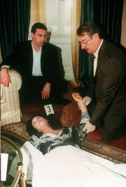 Durch Zufall beobachtet der Voyeur Albin Mahler den Mord an einer Frau. Mahler kann das Geschehen fotografieren und versucht nun den Mörder zu erpressen. Doch schon kurz darauf geschieht ein weiterer Mord. Während Kommissar Brandtner und Rex fieberhaft nach dem Täter suchen, gerät Albin Mahler zunehmend in Lebensgefahr. Im Bild (v.li.): Gedeon Burkhard (Alexander Brandtner), Gerhard Zemann (Dr. Leo Graf). Durch Zufall beobachtet der Voyeur Albin Mahler den Mord an einer Frau. Mahler kann das Geschehen fotografieren und versucht nun den Mörder zu erpressen. Doch schon kurz darauf geschieht ein weiterer Mord. Während Kommissar Brandtner und Rex fieberhaft nach dem Täter suchen, gerät Albin Mahler zunehmend in Lebensgefahr. Im Bild (v.li.): Gedeon Burkhard (Alexander Brandtner), Gerhard Zemann (Dr. Leo Graf).