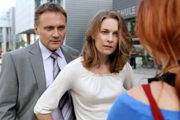 Bernhard Schir (Paul Hofer), Lisa Martinek (Maria Hofer).