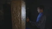 Allan Maca untersucht eine verschnörkelte Marmorsäule aus dem prächtigen Palast des Großen Friedens in Xanadu. Allan Maca untersucht eine verschnörkelte Marmorsäule aus dem prächtigen Palast des Großen Friedens in Xanadu.