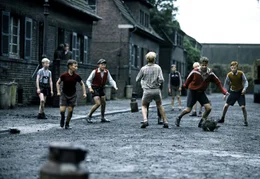 1954: Matthias Lubanski (Louis Klamroth, l.) und seine Freunde leben in einem Arbeiterviertel in Essen und vertreiben sich die Zeit am liebsten mit Stra&szlig;enfu&szlig;ball. Wie so viele Kinder dieser Zeit, w&auml;chst Matthias ohne Vater auf, der seit Jahren in Kriegsgefangenschaft ist ...