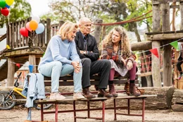 L-R: Karin (Maren Kroymann), Gerhard (Heiner Lauterbach) und Philippa (Barbara Sukowa) auf dem Spielplatz