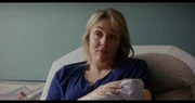 Lina (Alwara Höfels) hat es geschafft: Sie und ihr Baby haben die Schwangerschaft und Geburt trotz hohem Risiko für beide gesund überstanden. Lina (Alwara Höfels) hat es geschafft: Sie und ihr Baby haben die Schwangerschaft und Geburt trotz hohem Risiko für beide gesund überstanden.