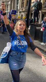 Ceira Sargeant macht sich auf den Weg nach Br&uuml;ssel &ndash; ihr Ziel: Rejoyn! Der Wiedereintritt Gro&szlig;britanniens ist ihr Traum. Und f&uuml;r den k&auml;mpft &ndash; und l&auml;uft &ndash; sie.