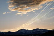 Der Chinook ist ein warmer Fallwind an der Ostseite der Rocky Mountains im inneren Westen Nordamerikas. Dort treffen die Great Plains und die kanadische Prärie auf mehrere Gebirgszüge. Der Chinook ist ein warmer Fallwind an der Ostseite der Rocky Mountains im inneren Westen Nordamerikas. Dort treffen die Great Plains und die kanadische Prärie auf mehrere Gebirgszüge.