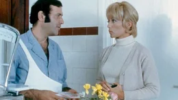 H&eacute;l&egrave;ne (St&eacute;phane Audran) besucht Popaul (Jean Yanne) in seiner Metzgerei.