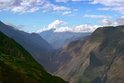 Die heutige Etappe führt zu einem wenig bekannten Juwel der Inka-Architektur, der Ruinenstadt Choquequirao: Sie liegt rund 100 Kilometer von Machu Picchu entfernt und erhebt sich in über 3.000 Meter Höhe über einen der tiefsten Canyons der Welt. Die heutige Etappe führt zu einem wenig bekannten Juwel der Inka-Architektur, der Ruinenstadt Choquequirao: Sie liegt rund 100 Kilometer von Machu Picchu entfernt und erhebt sich in über 3.000 Meter Höhe über einen der tiefsten Canyons der Welt.