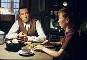 Nur z&ouml;gernd &uuml;berwindet Richard (Peter Lohmeyer, l.) seine Verschlossenheit und erz&auml;hlt seinem Sohn Matthias (Louis Klamroth, r.) stockend von den schlimmen Erlebnissen w&auml;hrend der Kriegsgefangenschaft ...