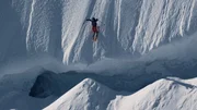 Angel Collinson springt über eine Gletscherspalte, während sie auf Skiern einen Berg in Alaska hinunterfährt. Angel Collinson springt über eine Gletscherspalte, während sie auf Skiern einen Berg in Alaska hinunterfährt.