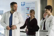 Die Patientin Maja Wolter (Christiane B&auml;rwald, M.) durchkreuzt Moreaus (Mike Adler, l.) OP-Pl&auml;ne - zur Begeisterung Theresas (Katharina Nesytowa, r.).