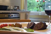 Rinderrouladen sind ein typisches Sonntagsgericht: d&uuml;nne, mit Senf bestrichene Rindfleischscheiben, die mit einer Mischung aus Speck, Gew&uuml;rzgurken und gehackten Schalotten belegt werden.