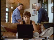 Steve (Barry Van Dyke, l.) und Mark (Dick Van Dyke, r.) beobachten skeptisch, wie Amanda (Victoria Rowell, M.) im Internet eine bestimmte Seite sucht, auf der sie einen Mord beobachtet haben will.