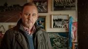 Karl Hidde (Alexander Held) durchsucht die Wohnung des Fl&uuml;chtigen.
