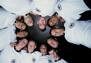 Die deutsche Fu&szlig;ballnationalmannschaft reist als Au&szlig;enseiter zur Weltmeisterschaft in die Schweiz - und sorgt dort f&uuml;r eine faustdicke &Uuml;berraschung ...