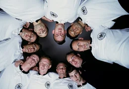 Die deutsche Fu&szlig;ballnationalmannschaft reist als Au&szlig;enseiter zur Weltmeisterschaft in die Schweiz - und sorgt dort f&uuml;r eine faustdicke &Uuml;berraschung ...