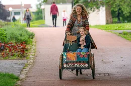 Philippa (Barbara Sukowa) genie&szlig;t den Ausflug mit ihrer "Leih-Enkelin" Leonie (Julia/Luise Gleich).