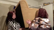 Pamela (li.) und Leni bef&ouml;rdern kurzerhand die Couch aus dem Fenster