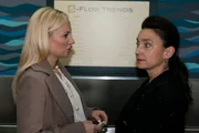 Siegessicher prophezeit Isabelle (Ania Niedieck, l.) Simone (Tatjana Clasing), dass ihre Beziehung zu Richard schon bald wieder Geschichte sein wird.