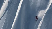 Angel Collinson fährt auf Skiern einen Berg in den Grand Tetons, Wyoming, hinunter. Angel Collinson fährt auf Skiern einen Berg in den Grand Tetons, Wyoming, hinunter.