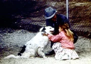 Jenny (Elizabeth Harnois, r.) und ihr Großvater (William Schallert, l.) sind glücklich, den davongelaufenen Jake nach über einem Monat im Tierheim ausfindig gemacht zu haben. Jenny (Elizabeth Harnois, r.) und ihr Großvater (William Schallert, l.) sind glücklich, den davongelaufenen Jake nach über einem Monat im Tierheim ausfindig gemacht zu haben.
