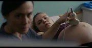 Romy (Ricarda Seifried, r.) hat eine herausfordernde Schwangerschaft hinter sich. Seit der Diagnose Trisomie 21 fühlt sich vieles schwerer an. Bei einer Routine-Untersuchung stellt Dr. Keller (Idil Üner, l.) fest, dass sie wenig Fruchtwasser hat – es könnte sein, dass das Baby bald schon per Sectio geholt werden muss. Romy (Ricarda Seifried, r.) hat eine herausfordernde Schwangerschaft hinter sich. Seit der Diagnose Trisomie 21 fühlt sich vieles schwerer an. Bei einer Routine-Untersuchung stellt Dr. Keller (Idil Üner, l.) fest, dass sie wenig Fruchtwasser hat – es könnte sein, dass das Baby bald schon per Sectio geholt werden muss.