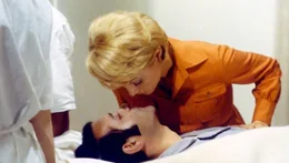 H&eacute;l&egrave;ne (St&eacute;phane Audran) bangt um Popauls (Jean Yanne) Leben.