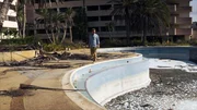 Karibik: Weltweit-Reporter Patrick A. Hafner vor einem ehemaligen Luxushotel auf Isla de Margarita.