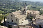Im Dorf Crillon-le-Brave sch&uuml;tzen sich die Bewohner seit dem Mittelalter vor den zornigen Ausbr&uuml;chen des Mistrals. Auch der Glockenturm der Dorfkirche trotzt dem &bdquo;Mistrau&ldquo; &ndash; &bdquo;Meister&ldquo; auf Provenzalisch.