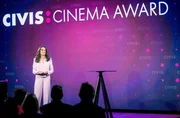 Der CIVIS Cinema Award geht dieses Jahr an „Extrawurst” Regie: Marcus H. Rosenmüller, Produzent: Robert Marciniak. (Lieblingsfilm, STUDIOCANAL). Auf der Bühne: Moderatorin Mona Ameziane Der CIVIS Cinema Award geht dieses Jahr an „Extrawurst” Regie: Marcus H. Rosenmüller, Produzent: Robert Marciniak. (Lieblingsfilm, STUDIOCANAL). Auf der Bühne: Moderatorin Mona Ameziane
