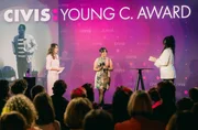 Der CIVIS YOUNG C. AWARD geht dieses Jahr an den Kurzfilm „Soforem” (Escuela de Cinematografía y del Audiovisual de la Comunidad de Madrid). Autor:innen: Ione Monje Martinez, Felipe Calvo Larrain. Regie: Alejandro Fertero. Auf der Bühne Monje Martinez Der CIVIS YOUNG C. AWARD geht dieses Jahr an den Kurzfilm „Soforem” (Escuela de Cinematografía y del Audiovisual de la Comunidad de Madrid). Autor:innen: Ione Monje Martinez, Felipe Calvo Larrain. Regie: Alejandro Fertero. Auf der Bühne Monje Martinez