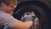 Für seinen Undercover‑Einsatz hat sich Thomas Hoyer in den arbeitslosen Jens Olschewski verwandelt und betätigt sich unter anderem in Neustadt‑Glewe als LKW‑Wäscher, um sich ein Bild von der Arbeit an der Basis zu verschaffen. Für seinen Undercover‑Einsatz hat sich Thomas Hoyer in den arbeitslosen Jens Olschewski verwandelt und betätigt sich unter anderem in Neustadt‑Glewe als LKW‑Wäscher, um sich ein Bild von der Arbeit an der Basis zu verschaffen.