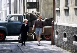 Matthias' (Louis Klamroth, l.) Vorbild und Vaterfigur ist der junge Essener Fu&szlig;baller Helmut Rahn (Sascha G&ouml;pel, r.), der den Jungen als Taschentr&auml;ger und Maskottchen gern um sich hat.