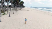 Karibik: Weltweit-Reporter Patrick A. Hafner am menschenleeren Karibikstrand auf der Insel Margarita in Venezuela.