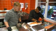Mitarbeiter Dennis (l.) und Ben Brahim
