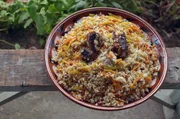Das usbekische Nationalgericht Plov: Gem&uuml;sereis mit Rindfleisch und Rosinen